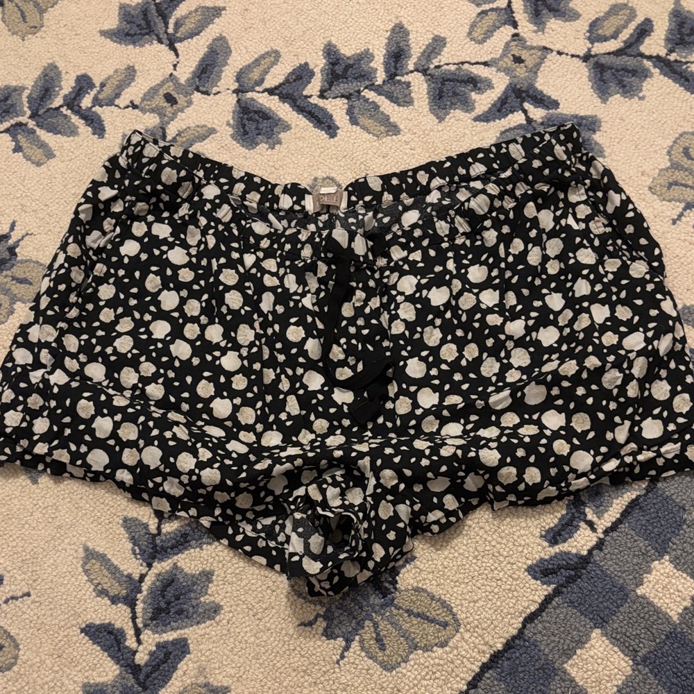 Black and White seashell 🐚 Shorts